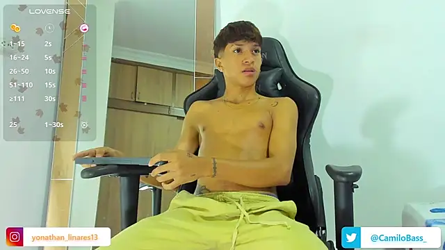 Snapshot of _CamiloBass chatting on 12.24.24 CamiloBass online show from 12.24.24