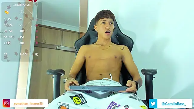 Snapshot of _CamiloBass chatting on 01.04.25 CamiloBass online show from 01.04.25