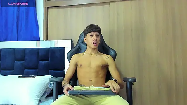 Snapshot of _CamiloBass chatting on 01.28.25 CamiloBass online show from 01.28.25