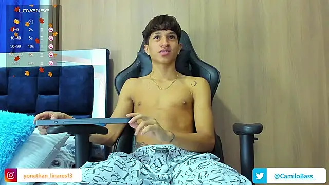 Snapshot of _CamiloBass chatting on 02.08.25 CamiloBass online show from 02.08.25