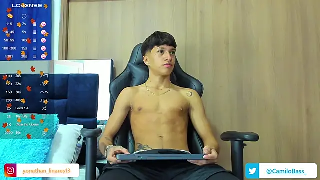 Snapshot of _CamiloBass chatting on 02.11.25 CamiloBass online show from 02.11.25