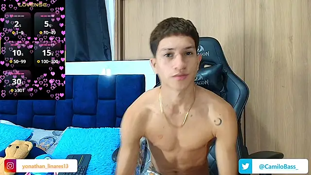 Snapshot of _CamiloBass chatting on 10.08.25 CamiloBass online show from 10.08.25