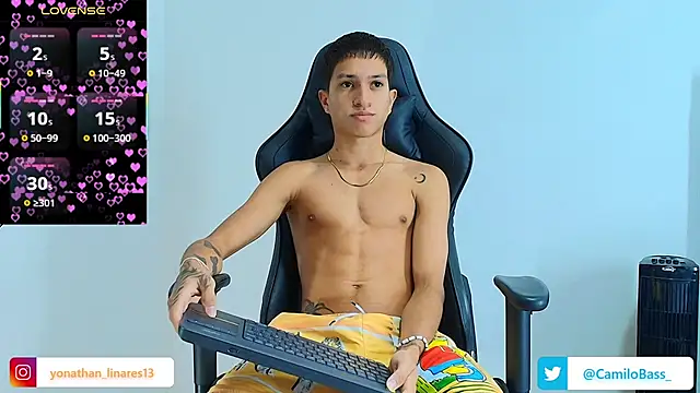 Snapshot of _CamiloBass chatting on 10.13.25 CamiloBass online show from 10.13.25