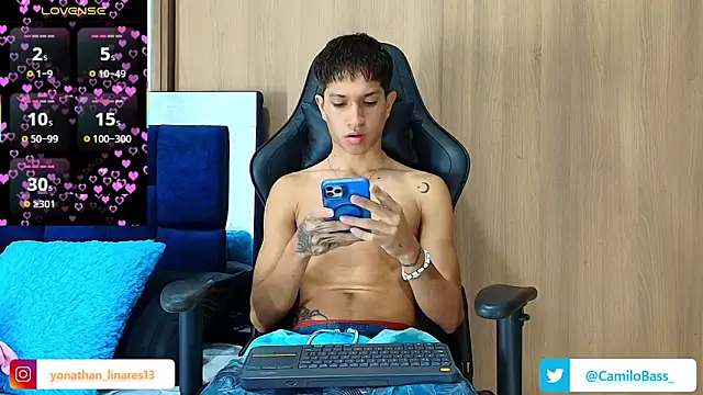 Snapshot of _CamiloBass chatting on 11.09.25 CamiloBass online show from 11.09.25