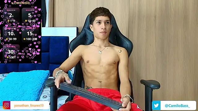 Snapshot of _CamiloBass chatting on 11.10.25 CamiloBass online show from 11.10.25