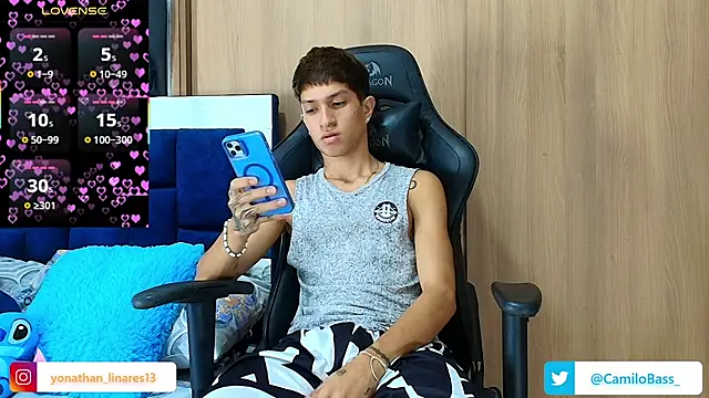 Snapshot of _CamiloBass chatting on 11.15.25 CamiloBass online show from 11.15.25