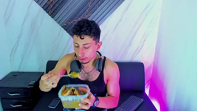 Piggy Eddy online show from 11.27.25