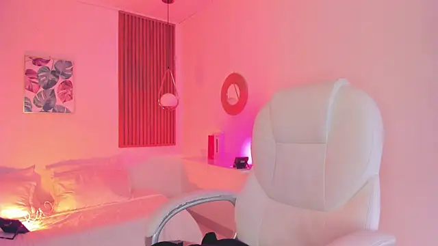 Snapshot of TiffanyWright chatting on 10.04.25 TiffanyWright online show from 10.04.25