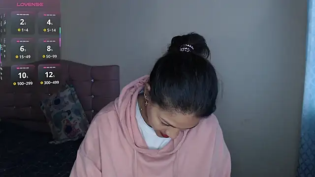 makennaa  online show from 11.04.25