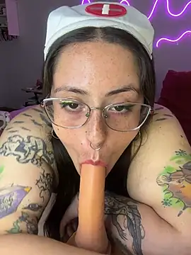 Snapshot of Mizztikaa chatting on 10.29.25 Mizztikaa online show from 10.29.25