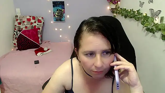 Snapshot of victoria_jones chatting on 12.18.24 victoria jones online show from 12.18.24