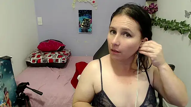 Snapshot of victoria_jones chatting on 12.18.24 victoria jones online show from 12.18.24