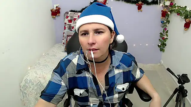 Snapshot of victoria_jones chatting on 12.23.24 victoria jones online show from 12.23.24