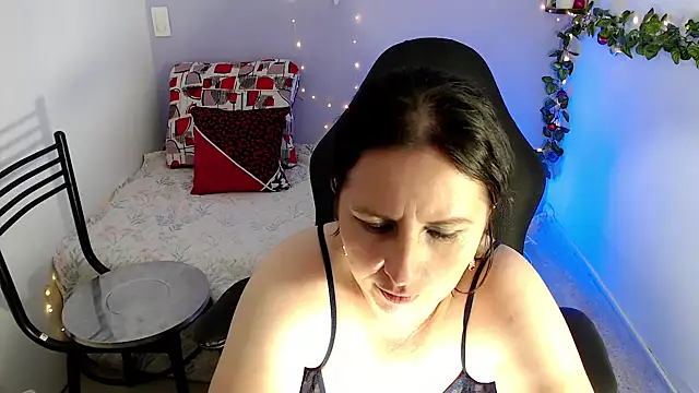 Snapshot of victoria_jones chatting on 02.04.25 victoria jones online show from 02.04.25