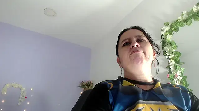 Snapshot of victoria_jones chatting on 02.05.25 victoria jones online show from 02.05.25