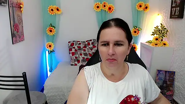 Snapshot of victoria_jones chatting on 02.10.25 victoria jones online show from 02.10.25