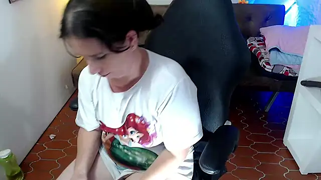 Snapshot of victoria_jones chatting on 03.14.25 victoria jones online show from 03.14.25