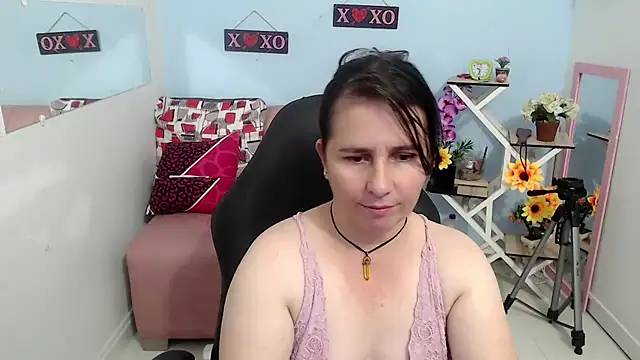 Snapshot of victoria_jones chatting on 10.04.25 victoria jones online show from 10.04.25