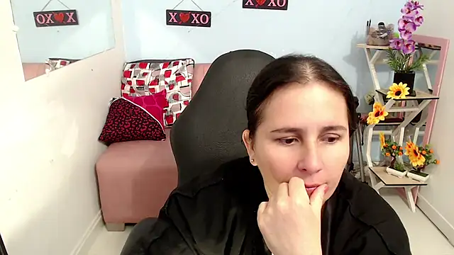 Snapshot of victoria_jones chatting on 10.21.25 victoria jones online show from 10.21.25