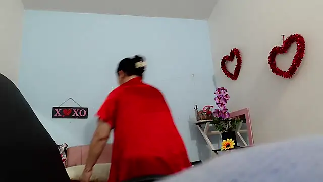 Snapshot of victoria_jones chatting on 10.25.25 victoria jones online show from 10.25.25