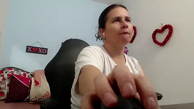 Snapshot of victoria_jones chatting on 10.27.25 victoria jones online show from 10.27.25