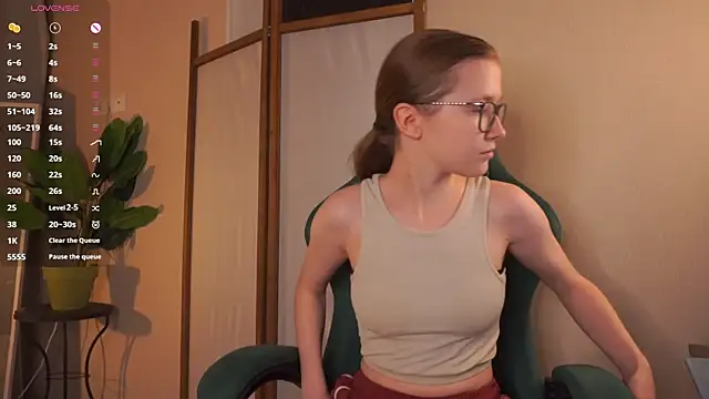 Snapshot of brendacom chatting on 10.29.25 brendacom online show from 10.29.25