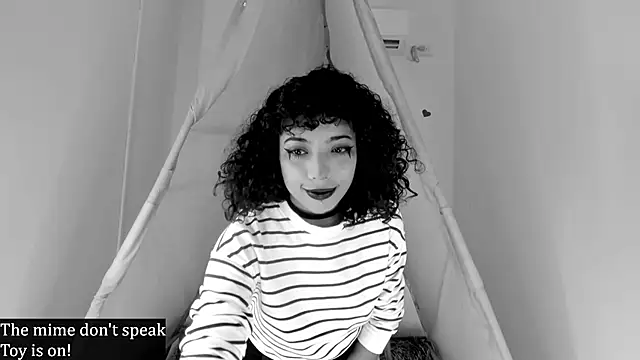 Snapshot of Ariella_Ruiz chatting on 10.14.25 Ariella Ruiz online show from 10.14.25