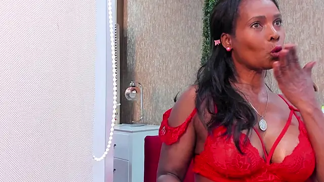 Snapshot of amara_bss_ chatting on 10.28.25 amara bss online show from 10.28.25