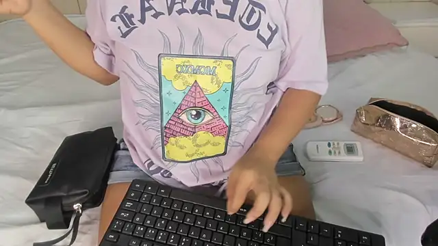 Littleolivia  online show from 01.16.25