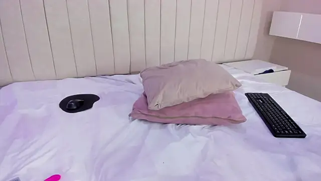 Littleolivia  online show from 01.20.25