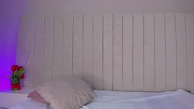 Littleolivia  online show from 01.22.25