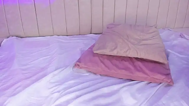 Littleolivia  online show from 01.24.25