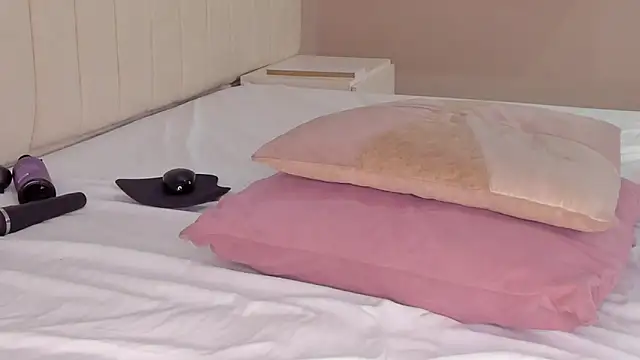 Littleolivia  online show from 02.25.25