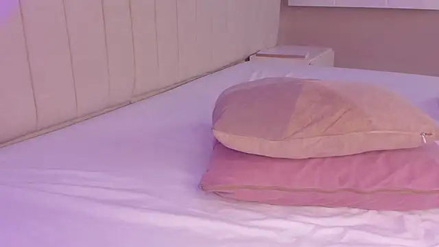 Littleolivia  online show from 03.18.25