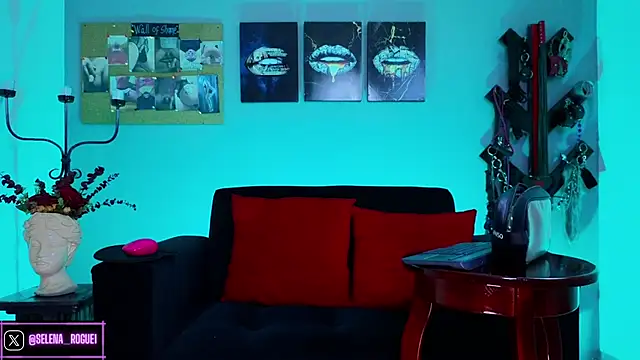 Snapshot of selena_rogue chatting on 09.26.25 selena rogue online show from 09.26.25