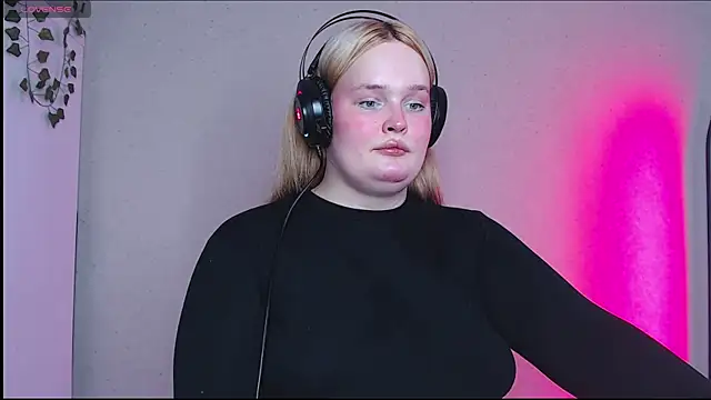 Snapshot of rozzhaos8 chatting on 10.23.25 rozzhaos8 online show from 10.23.25