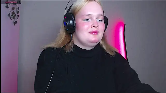 Snapshot of rozzhaos8 chatting on 10.25.25 rozzhaos8 online show from 10.25.25