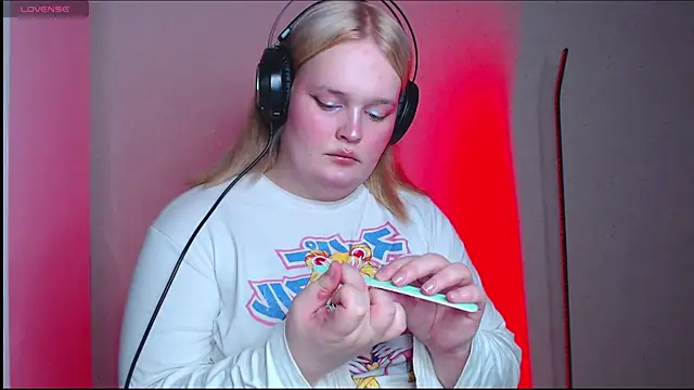 Snapshot of rozzhaos8 chatting on 10.28.25 rozzhaos8 online show from 10.28.25