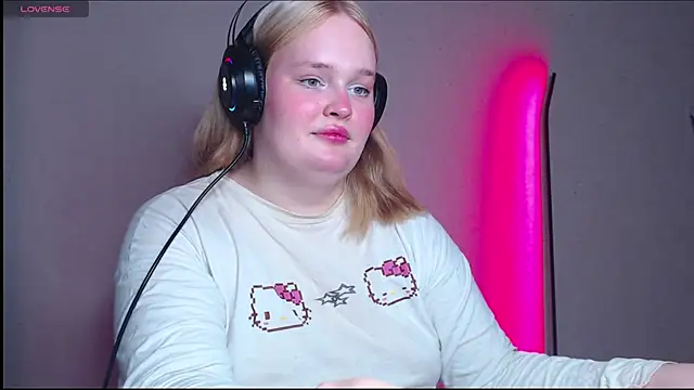 Snapshot of rozzhaos8 chatting on 10.31.25 rozzhaos8 online show from 10.31.25