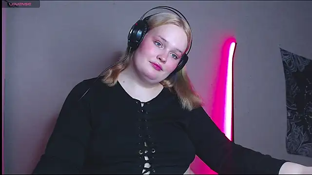 Snapshot of rozzhaos8 chatting on 11.07.25 rozzhaos8 online show from 11.07.25