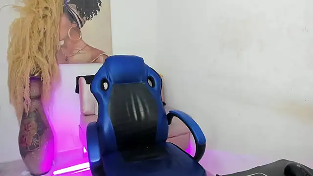 Snapshot of mia_foxts chatting on 11.10.25 mia foxts online show from 11.10.25