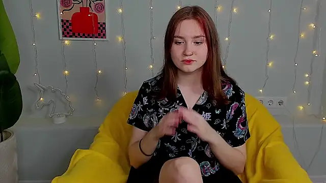 Snapshot of Sshy_Dream chatting on 10.22.25 Sshy Dream online show from 10.22.25