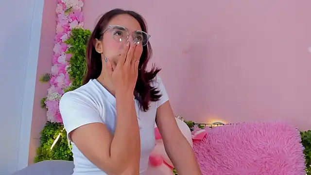 Snapshot of Scarlet_Red_ chatting on 03.08.25 Scarlet Red online show from 03.08.25