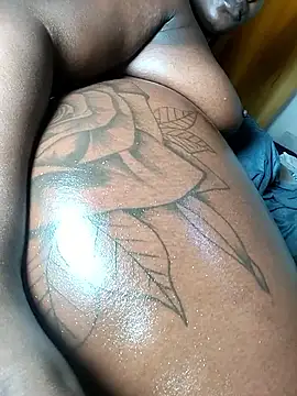 Hugemassivebootie online show from 10.05.25