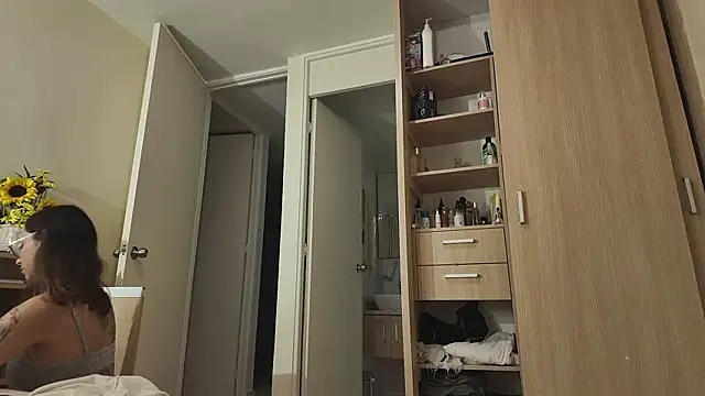 Snapshot of juanasnz99 chatting on 03.21.25 juanasnz99 online show from 03.21.25