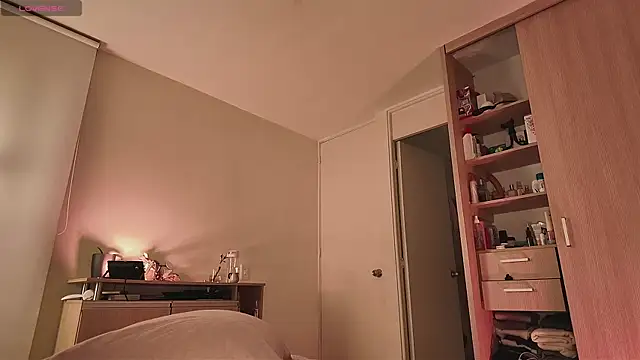 Snapshot of juanasnz99 chatting on 09.27.25 juanasnz99 online show from 09.27.25