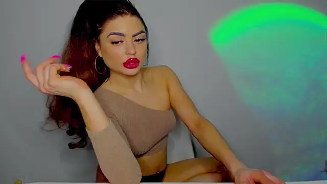 Snapshot of aishahottie chatting on 12.12.24 aishahottie online show from 12.12.24