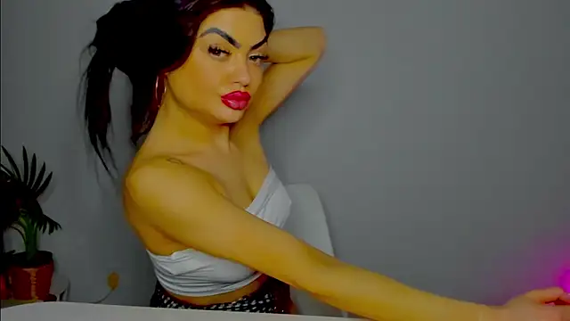 Snapshot of aishahottie chatting on 12.14.24 aishahottie online show from 12.14.24