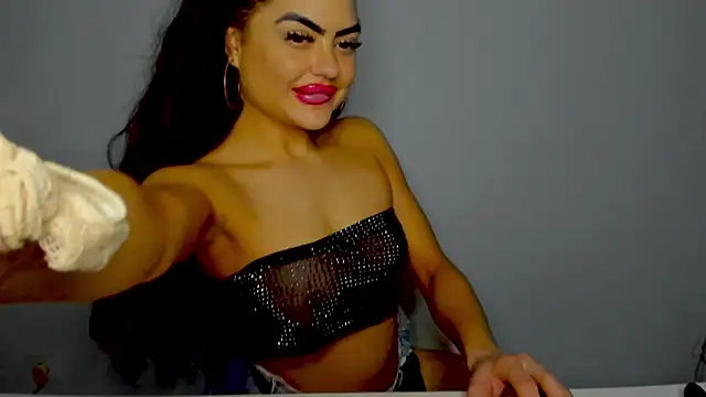 Snapshot of aishahottie chatting on 12.18.24 aishahottie online show from 12.18.24