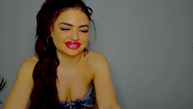 Snapshot of aishahottie chatting on 12.23.24 aishahottie online show from 12.23.24
